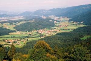 Blick auf das Tal Zadrečka dolina mit dem Plateau Menina planina, im Vordergrund Volog und Šmartno ob Dreti